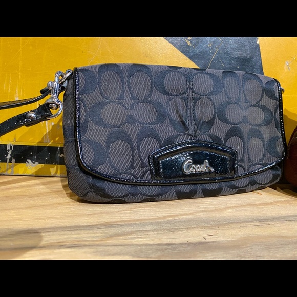 3 used purses, handbags, wallets or clutches - Picture 4 of 7